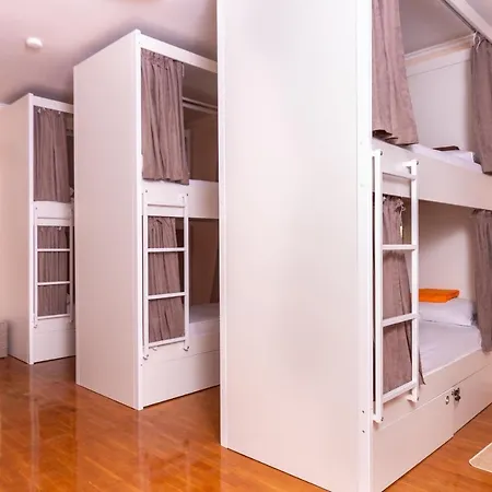 Friends House אכסניה